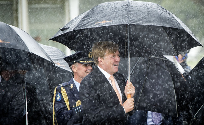 Koning willem alexander in de regen 2