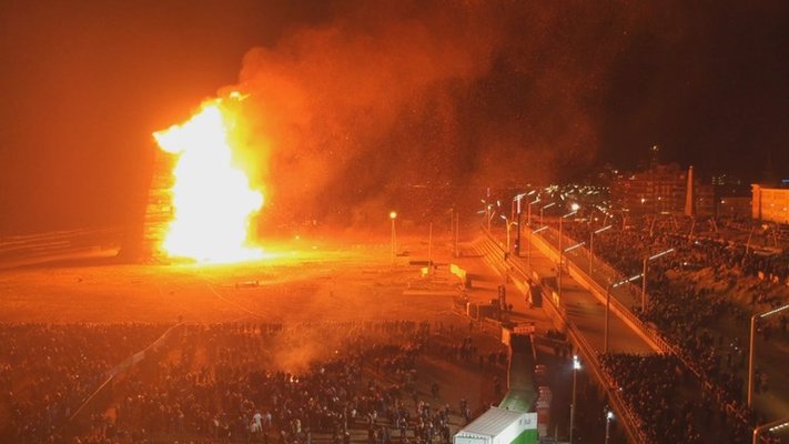 Indrukwekkende dronebeelden van vreugdevuur scheveningen 1 