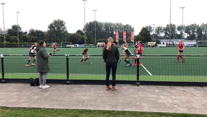 Toeschouwers langs de kant bij hockeyvereniging ghbs in groningen foto jeroen willems rtv noord