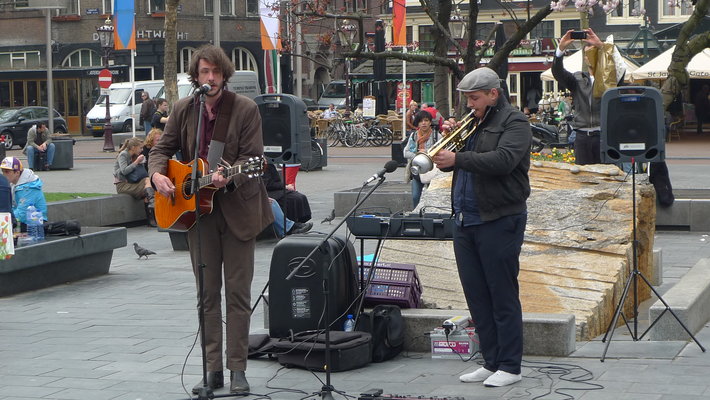 Duo straatmuzikanten met versterker   kopie