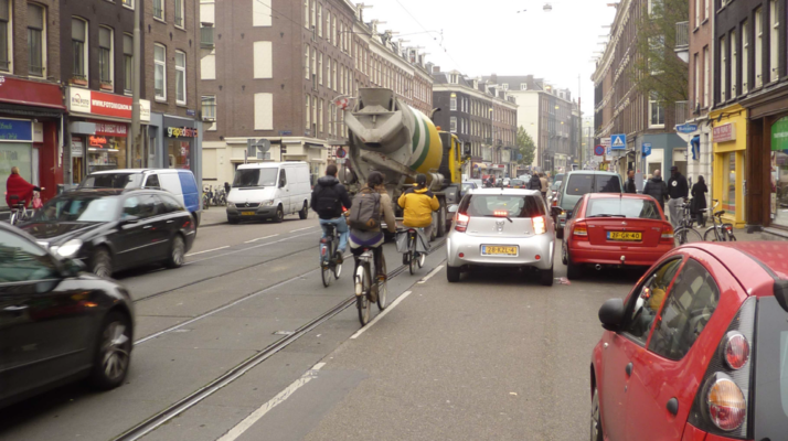 Gevaarlijke straat door parkeren