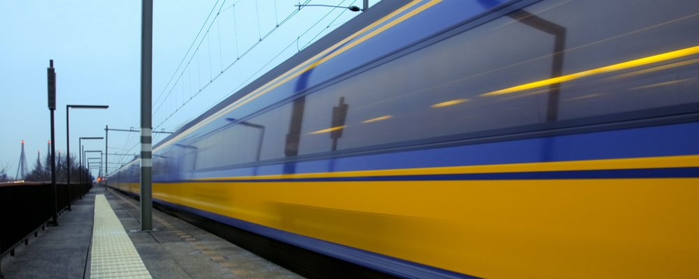 Cropped pp42300706 dutch intercity train