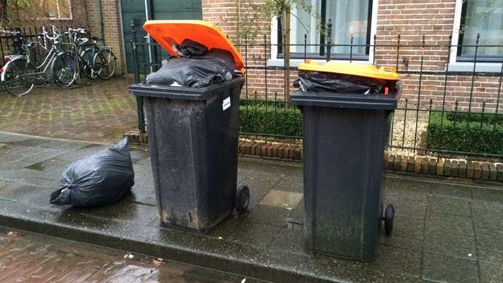 Volle plastic containers foto rtv drenthe margriet benak