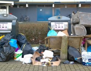 Restafvalcontainer met zwerfvuil en bijplaatsingen 298x234