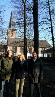 Foto van ons bij de kerk